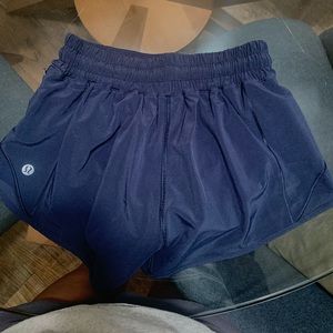 Lululemon 2.5" hotty hot shorts